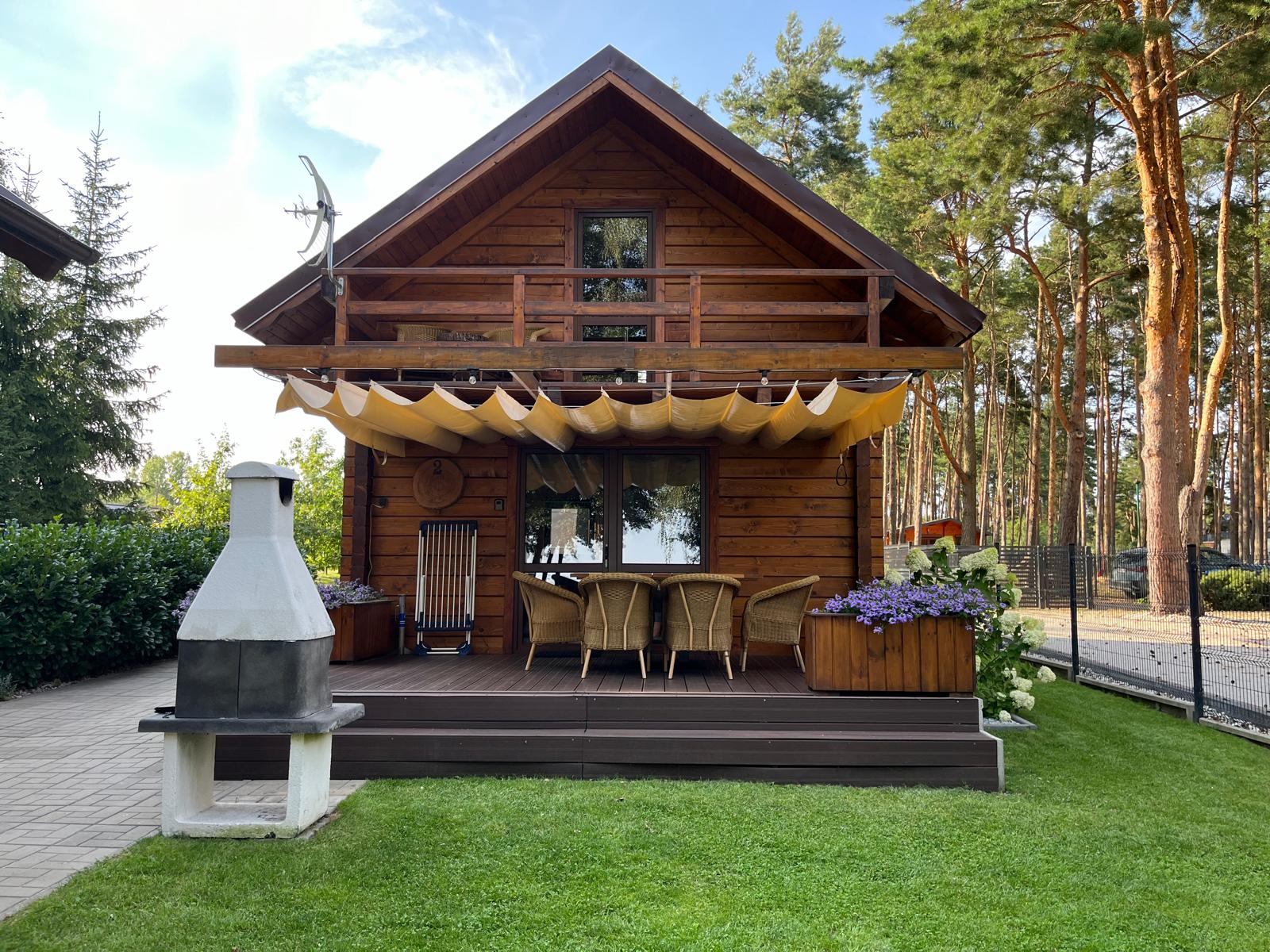 Dom w Osadzie Firlej – widok od strony jeziora